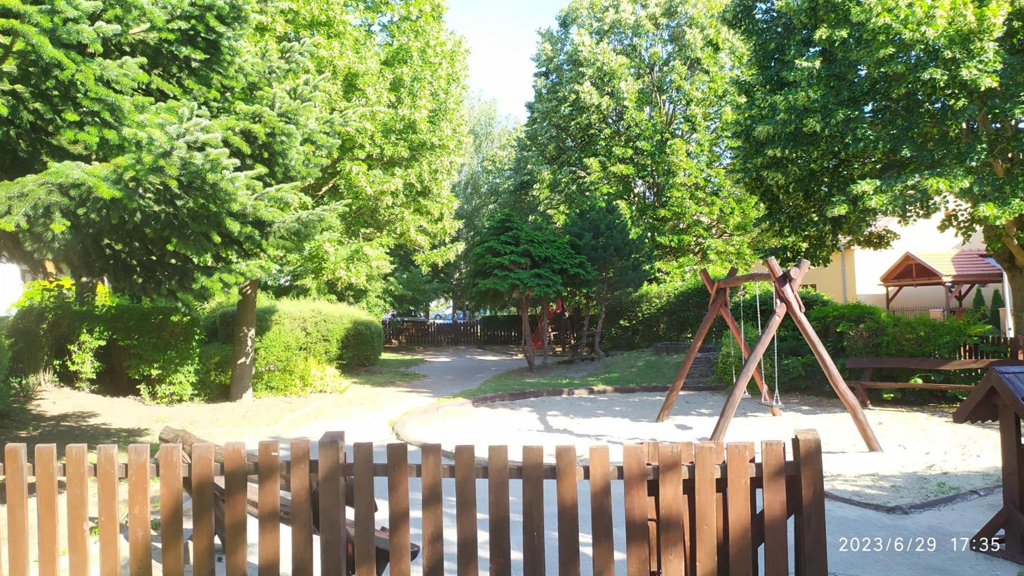 Tuerkiz Apartman - 5 Szobas 13 Fos Apartmanhaz 4Km A Balaton- Balatonszabadi Fürdőtelep Esterno foto